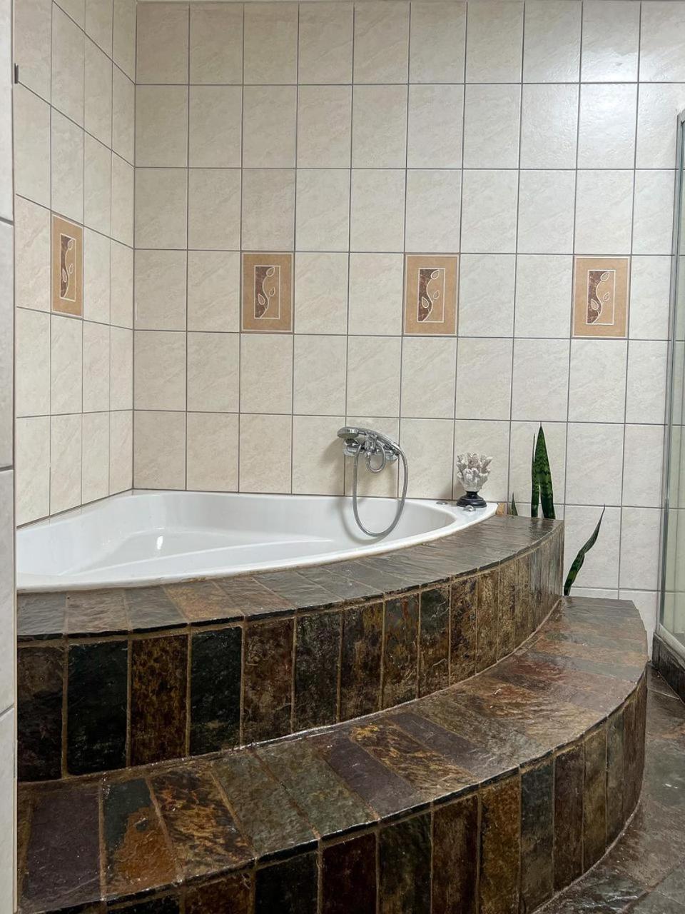 Spies Villa - Fast Wi-Fi, Netflix And Generator Middelburg  Zewnętrze zdjęcie